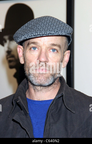 Michael Stipe im Ankunftsbereich für Anton Corbijn-Foto-Ausstellung feiert 22 Jahre von U2, Stellan Holm Gallery, New York, NY, 9. Oktober 2005. Foto von: Rob Rich/Everett Collection Stockfoto