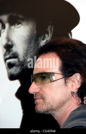 Bono im Ankunftsbereich für Anton Corbijn-Foto-Ausstellung feiert 22 Jahre von U2, Stellan Holm Gallery, New York, NY, Oktober 09 Stockfoto