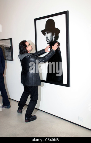 Bono im Ankunftsbereich für Anton Corbijn-Foto-Ausstellung feiert 22 Jahre von U2, Stellan Holm Gallery, New York, NY, Oktober 09 Stockfoto