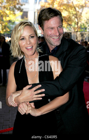 Maria Bello, Aaron Eckhart im Ankunftsbereich für Danke für Rauchen Toronto Film Festival Premiere Ryerson Theatre Toronto ON 9. September 2005. Foto von: Malcolm Taylor/Everett Collection Stockfoto