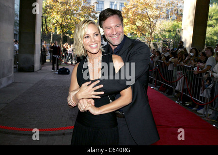 Maria Bello, Aaron Eckhart im Ankunftsbereich für Danke für Rauchen Toronto Film Festival Premiere Ryerson Theatre Toronto ON 9. September 2005. Foto von: Malcolm Taylor/Everett Collection Stockfoto