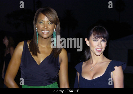 Jennifer Love Hewitt, Aisha Tyler im Ankunftsbereich für Ghost Whisperer und Schwelle CBS Premieren, The Hollywood Forever Cemetery, Stockfoto