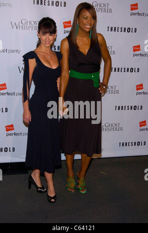 Jennifer Love Hewitt, Aisha Tyler im Ankunftsbereich für Ghost Whisperer und Schwelle CBS Premieren, The Hollywood Forever Cemetery in Los Angeles, CA, 9. September 2005. Foto von: David Longendyke/Everett Collection Stockfoto