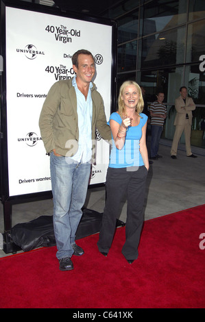 Will Arnett, Amy Poehler im Ankunftsbereich für THE 40 YEAR OLD VIRGIN Premiere, The Arclight Cinema, Los Angeles, Kalifornien, 11. August 2005. Foto von: Michael Germana/Everett Collection Stockfoto