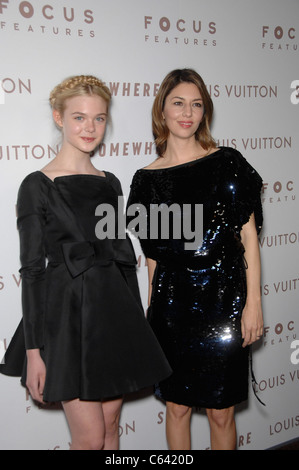 Elle Fanning, Sofia Coppola im Ankunftsbereich für irgendwo Premiere, Arclight Hollywood, Los Angeles, CA 7. Dezember 2010. Foto von: Stockfoto