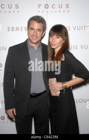 Dermot Mulroney, Tharita Cesaroni im Ankunftsbereich für SOMEWHERE Premiere, Arclight Hollywood, Los Angeles, CA 7. Dezember 2010. Foto von: Michael Germana/Everett Collection Stockfoto