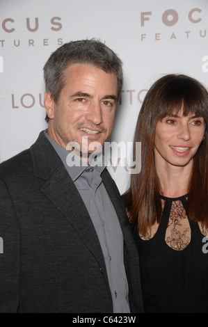 Dermot Mulroney, Tharita Cesaroni im Ankunftsbereich für SOMEWHERE Premiere, Arclight Hollywood, Los Angeles, CA 7. Dezember 2010. Foto von: Michael Germana/Everett Collection Stockfoto