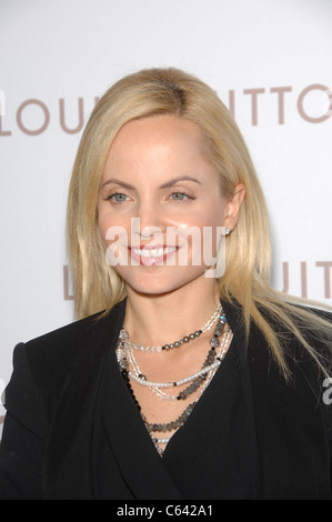 Mena Suvari im Ankunftsbereich für irgendwo Premiere, Arclight Hollywood, Los Angeles, CA 7. Dezember 2010. Foto von: Michael Germana/Everett Collection Stockfoto