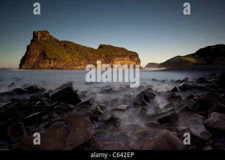 Landschaft Langzeitbelichtung mit milchigen Meer und Felsen Stockfoto