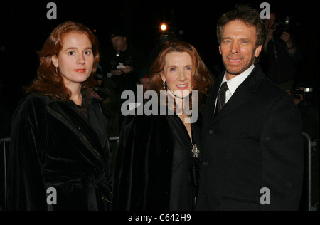 Jerry Bruckheimer, Familie bei der alljährlichen Gala National Board Review of Motion Pictures, New York, NY 11. Januar 2005. Foto Stockfoto