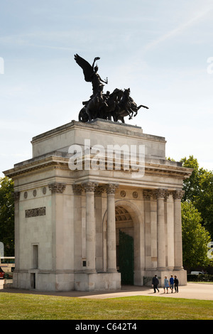 Verfassung Bogen (oder Wellington Arch) am Hyde Park Corner und der Engel des Friedens absteigend auf der Quadriga des Sieges Stockfoto