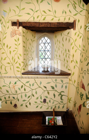 Fenster in die große Kammer mit traditionellen Wandmalereien versteckt sich einen moderne Heizkörper im Cothay Manor in der Nähe von Wellington, Somerset U Stockfoto
