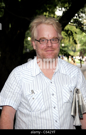 Philip Seymour Hoffman im Ankunftsbereich für The Public Theater Shakespeare im Park Opening Night, The Delacorte Theater im Central Park, New York, NY, 12. Juli 2005. Foto von: Fernando Leon/Everett Collection Stockfoto