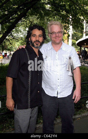 John Ortiz, Philip Seymour Hoffman im Ankunftsbereich für The Public Theater Shakespeare im Park Opening Night, The Delacorte Theater im Central Park, New York, NY, 12. Juli 2005. Foto von: Fernando Leon/Everett Collection Stockfoto