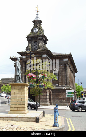 Die Statue von Sir Henry Doulton neben der ehemaligen Burslem Rathaus Stoke-on-Trent North Staffordshire England UK Stockfoto