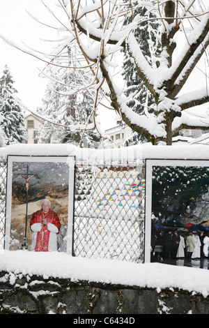 Lourdes im Winter: Foto-Ausstellung über Papst Benedict XVI das Heiligtum von Lourdes besuchen. Stockfoto