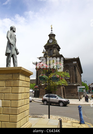 Die Statue von Sir Henry Doulton neben der ehemaligen Burslem Rathaus Stoke-on-Trent North Staffordshire England UK Stockfoto