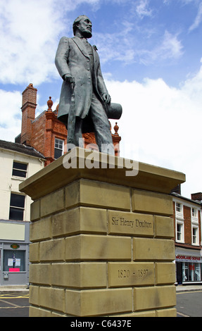 Die Statue von Sir Henry Doulton neben der ehemaligen Burslem Rathaus Stoke-on-Trent North Staffordshire England UK Stockfoto