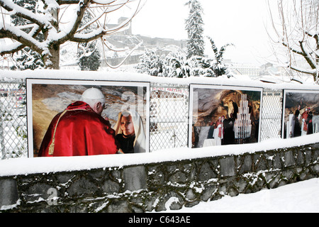 Lourdes im Winter: Foto-Ausstellung über Papst Benedict XVI das Heiligtum von Lourdes besuchen. Stockfoto