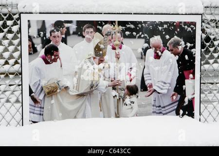 Lourdes im Winter: Foto-Ausstellung über Papst Benedict XVI das Heiligtum von Lourdes besuchen. Stockfoto