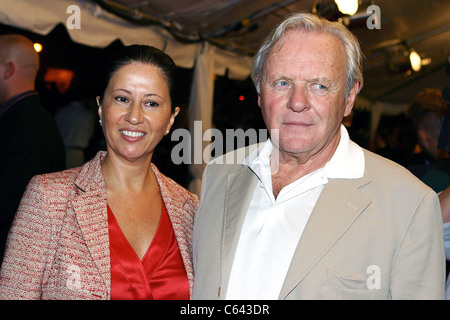 Lady Stella Hopkins, Sir Anthony Hopkins im Ankunftsbereich für Beweis Premiere beim Toronto Film Festival, Roy Thompson Hall, Toronto, ON, 12. September 2005. Foto von: Malcolm Taylor/Everett Collection Stockfoto