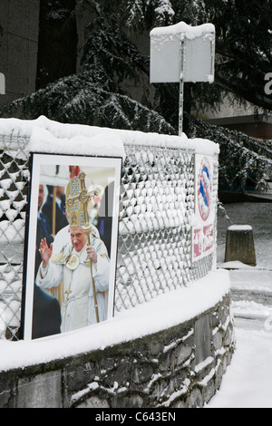 Lourdes im Winter: Foto-Ausstellung über Papst Benedict XVI das Heiligtum von Lourdes besuchen. Stockfoto