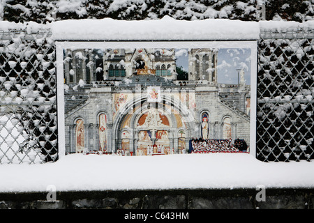 Lourdes im Winter: Foto-Ausstellung über Papst Benedict XVI das Heiligtum von Lourdes besuchen. Stockfoto