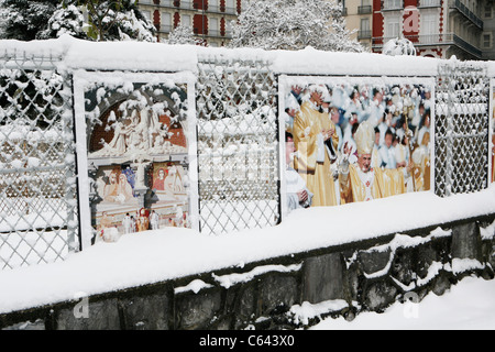 Lourdes im Winter: Foto-Ausstellung über Papst Benedict XVI das Heiligtum von Lourdes besuchen. Stockfoto