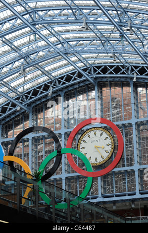 Olympische Ringe, internationale Bahnhof St Pancras, London, UK Stockfoto