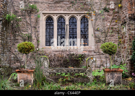 Eine steinerne Mittelsäule Fenster im Cothay Manor in der Nähe von Wellington, Somerset UK Stockfoto
