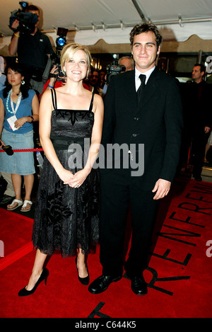 Reese Witherspoon, Joaquin Phoenix im Ankunftsbereich für WALK THE LINE Premiere beim Toronto Film Festival, Roy Thompson Hall, Toronto, Stockfoto