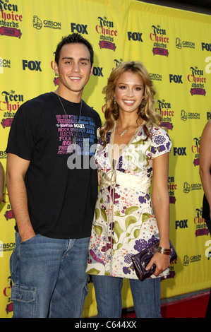 Cash Warren, Jessica Alba im Ankunftsbereich für 2005 TEEN CHOICE AWARDS, The Gibson Amphitheatre, Universal City, Los Angeles, CA, 14. August 2005. Foto von: Michael Germana/Everett Collection Stockfoto