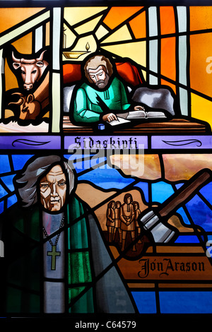 Glasfenster in der Kirche Akureyrarkirkja, Akureyri, Island Stockfoto