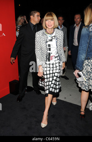 Anna Wintour bei Instore-Auftritt für CH Carolina Herrera New York speichern Grand Opening 2010 Fashion Night Out, CH Carolina Herrera New York lagern, New York, NY 10. September 2010. Foto von: Desiree Navarro/Everett Collection Stockfoto