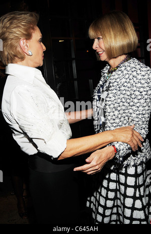 Carolina Herrera, Anna Wintour bei Instore-Auftritt für CH Carolina Herrera New York speichern Grand Opening 2010 Fashion Night Out, CH Carolina Herrera New York lagern, New York, NY 10. September 2010. Foto von: Desiree Navarro/Everett Collection Stockfoto