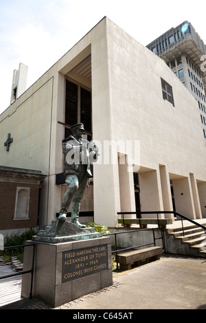 Statue von Feldmarschall Graf Alexander von Tunis durch die Guards Museum und Kasernen auf Birdcage Walk London Stockfoto