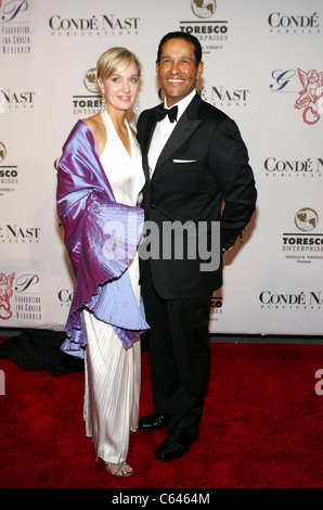 Hilary Quinlan, Bryant Gumbel im Ankunftsbereich Ball zugunsten Angel G & P Foundation for Cancer Research, New York Marriott Marquis Hotel, New York, NY, 14. November 2005. Foto von: Gregorio Binuya/Everett Collection Stockfoto