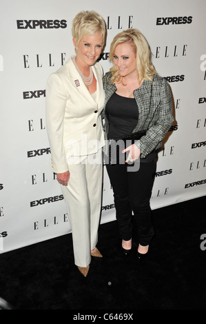 Cindy Hensley McCain; Meghan McCain im Ankunftsbereich für ELLE und Express 25 25 Veranstaltung, Palihouse in West Hollywood, Los Angeles, CA 7. Oktober 2010. Foto von: Robert Kenney/Everett Collection Stockfoto