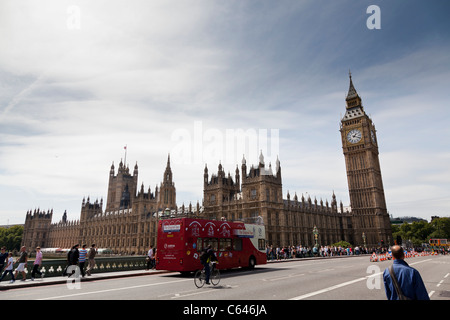 Sightseeing öffnen Top Doppeldecker-Bus durch die Houses of Parliament und big ben Stockfoto