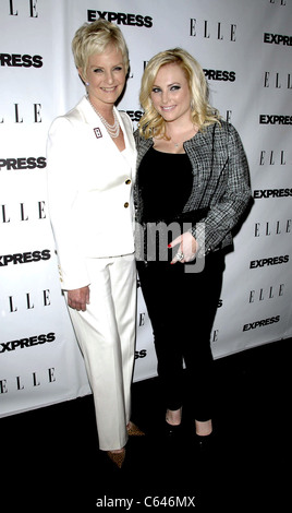 Cindy McCain, Meghan McCain im Ankunftsbereich für ELLE und Express 25 25 Veranstaltung, Palihouse in West Hollywood, Los Angeles, CA 7. Oktober 2010. Foto von: Dee Cercone/Everett Collection Stockfoto