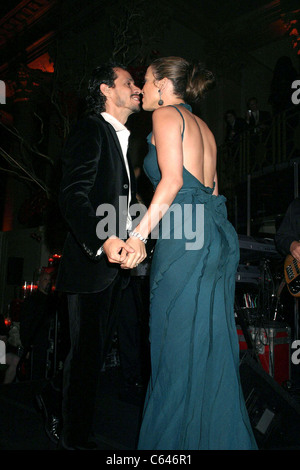 Marc Anthony, Jennifer Lopez (Kleid Rochas) innen für Wall Street Konzertreihe im Cipriani mit Marc Anthony, Cipriani Restaurant Downtown Wall Street, New York, NY, 15. September 2005. Foto von: Rob Rich/Everett Collection Stockfoto