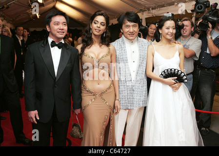 Jackie Chan, Stanley Tong, Mallika Sherawat, Kim Hee Seon im Ankunftsbereich für THE MYTH Premiere beim Toronto Film Festival, Roy Thompson Hall, Toronto, ON, 15. September 2005. Foto von: Malcolm Taylor/Everett Collection Stockfoto