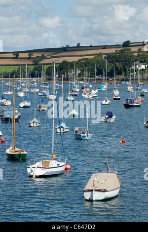 Viele Boote auf dem Fluss Fal.  Blick vom Prince Of Wales Pier, Falmouth Cornwall UK. Stockfoto