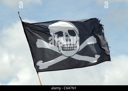 Die Jolly Roger-Piraten Schiff Totenkopf Flagge. Stockfoto