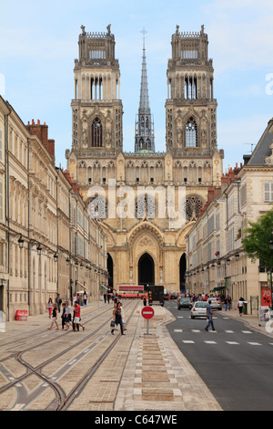 Rue Jeanne d'Arc auf dem Weg zur Kathedrale, Orleans, Indre-et-Loire, Frankreich. Stockfoto