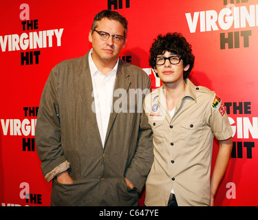 Adam McKay, Matt Bennett im Ankunftsbereich für die Jungfräulichkeit HIT Premiere, Königliche Kinos in L.A. Live, Los Angeles, CA 7. September 2010. Foto von: Craig Bennett/Everett Collection Stockfoto