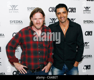 Donal Logue, Gilles Marini im Ankunftsbereich für OK! Magazin fünfte Jubiläumsparty, La Vida, Los Angeles, CA 1. September 2010. Foto von: Craig Bennett/Everett Collection Stockfoto