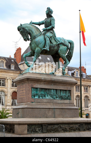 Bronze-Statue von Jeanne d ' Arc auf dem Pferderücken in Place du Martroi, Orleans, Loiret, Frankreich. Stockfoto