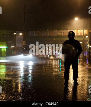 Polizei sperren Zentrum von Brixton in London, nachdem Plünderer geplündert und Geschäfte in der Umgebung verbrannt. Stockfoto