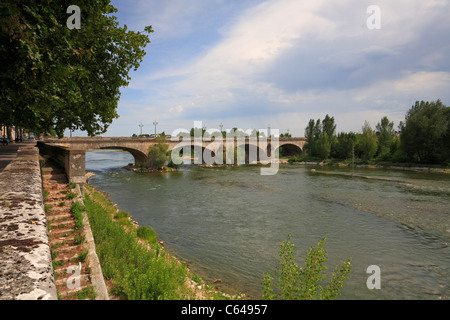 Pont George V genannt auch Pont Royal und Loire River, Orleans, Loiret, Frankreich. Stockfoto